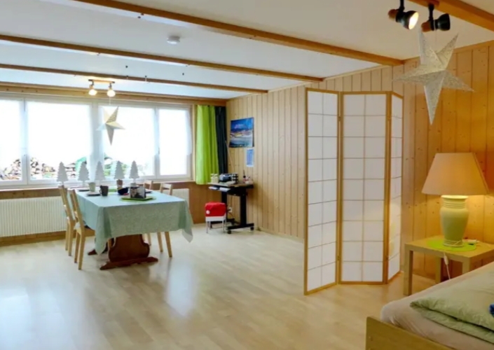Wohnzimmer mit Esstisch und Aussicht