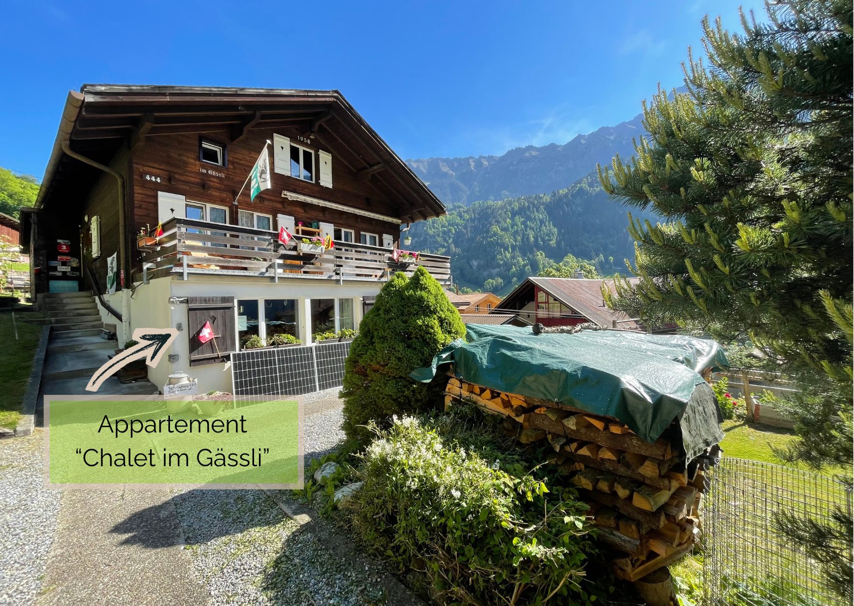 Chalet «Im Gässli» – Aussenansicht mit Bergen